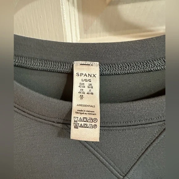 SPANX AirEssentials Crew - Picture 3 of 3